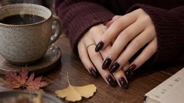【2026年秋冬トレンド】JNA発表「Nail Noir」とは？大人が上品に楽しむ黒ベースの秋ネイル8選｜新狭山