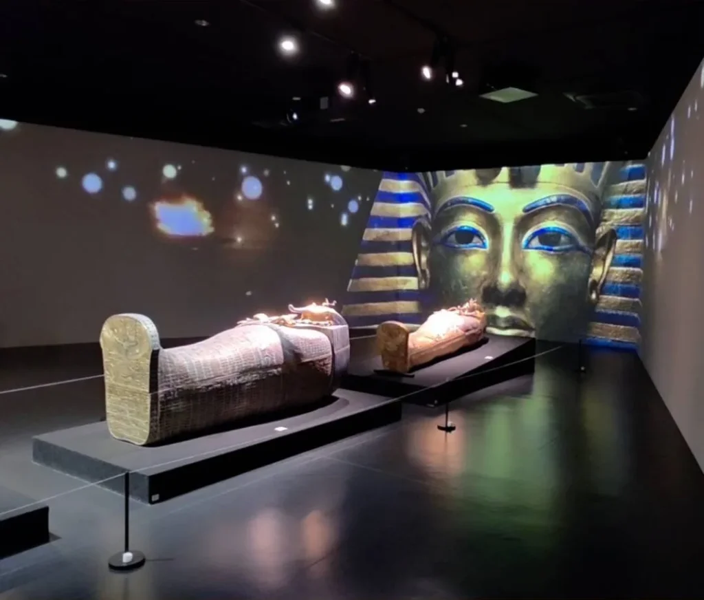 ツタンカーメン・ミュージアムの展示室。棺と黄金のマスクの投影