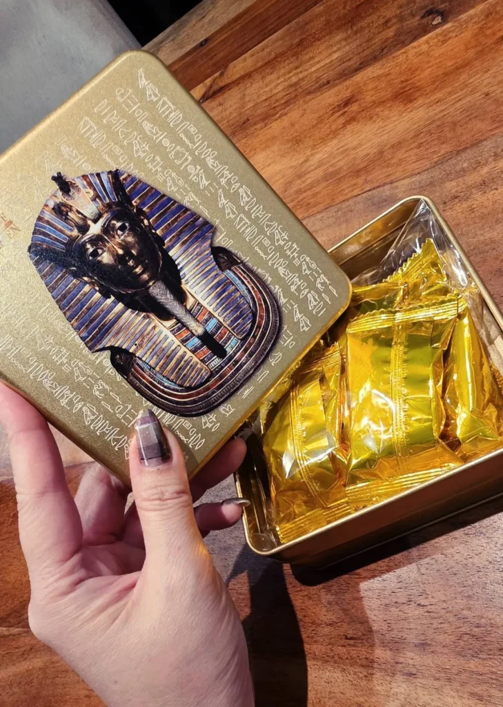 お土産に買ったツタンカーメンの金色の缶